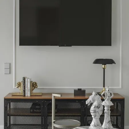 Ivis House - Classical With Balcony In Old Town