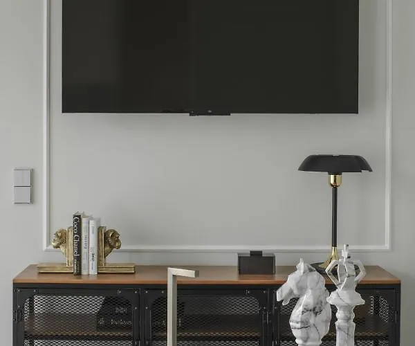 Ivis House - Classical With Balcony In Old Town